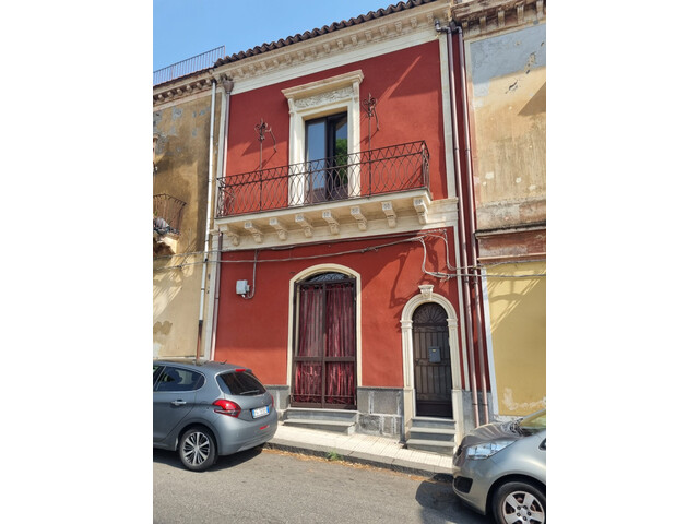 Centrale palazzetto indipendente ristrutturato